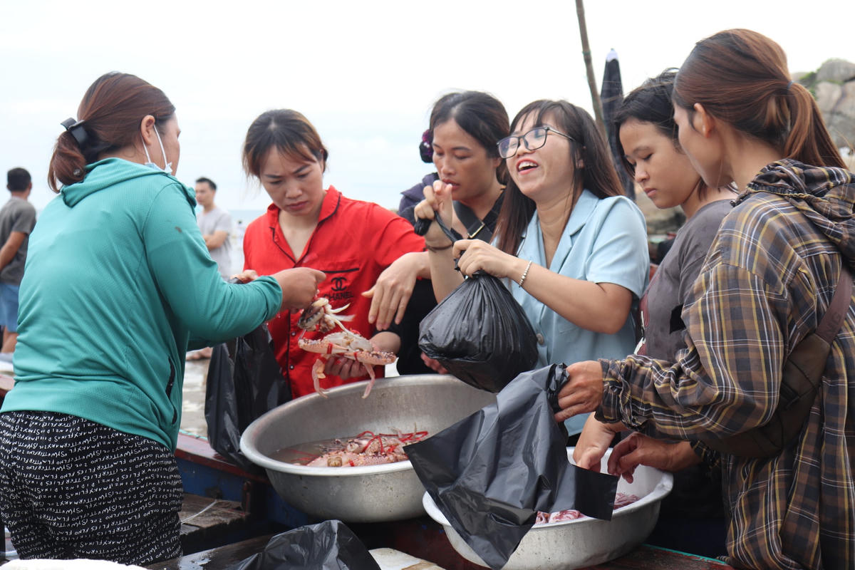 Du khách đi dạo quanh vùng biển Sầm Sơn có thể yên tâm đi xe điện với bảng giá hành trình đã được niêm yết ở đầu xe. Ảnh: Đình Minh.