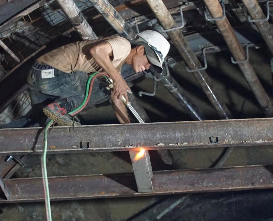Các cán bộ công nhân đường sắt vẫn đang khẩn chương khắc phục sự cố Đèo Cả.