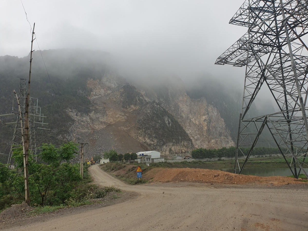 Mỏ đá hang voi, xã Khoan Dụ, huyện Lạc Thủy, tỉnh Hòa Bình bị đình chỉ hoạt động do vướng nhiều vi phạm.