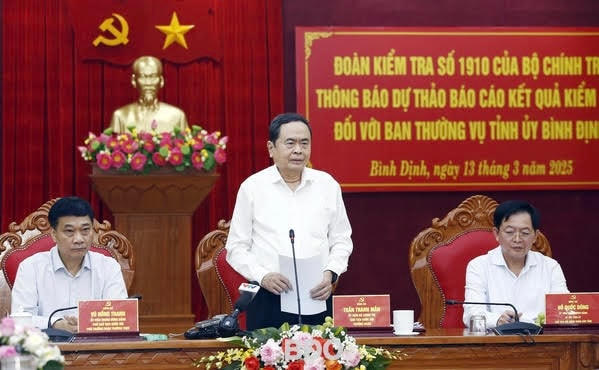 Chủ tịch Quốc hội Trần Thanh Mẫn - Trưởng Đoàn kiểm tra số 1910 của Bộ Chính trị, Ban Bí thư đang phát biểu tại buổi làm việc với Ban Thường vụ Tỉnh ủy Bình Định.