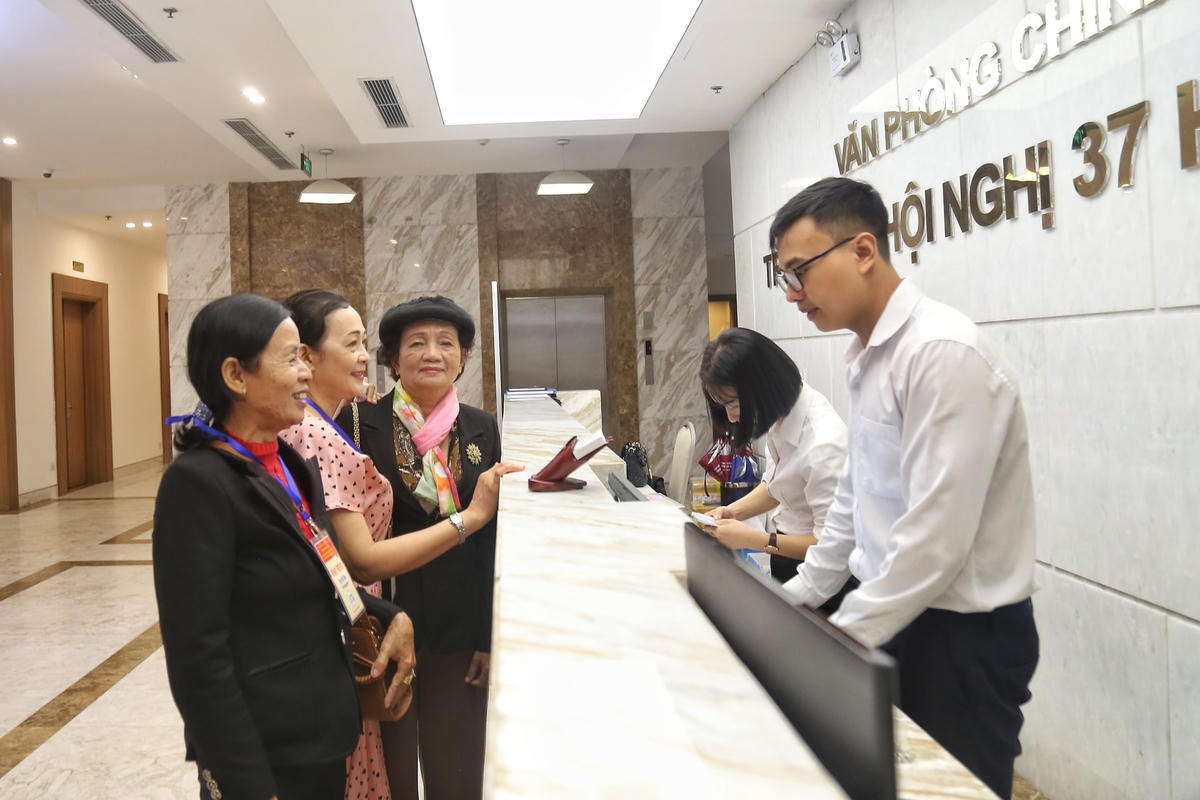 Bà Võ Thị Gió, Trưởng Ban Công tác Mặt trận Tổ dân phố Thạch Bi 1, Phổ Thạch, Thị xã Đức Phổ, Quảng Ngãi (người thứ ba từ trái sang) chia sẻ xúc động trước sự tiếp đón chu đáo, tận tình của Ban Tổ chức. Bà Gió và nhiều đại biểu đều chia sẻ ấn tượng về Thủ đô văn minh hiện đại và mong muốn sẽ có những kỷ niệm đẹp về Hà Nội.