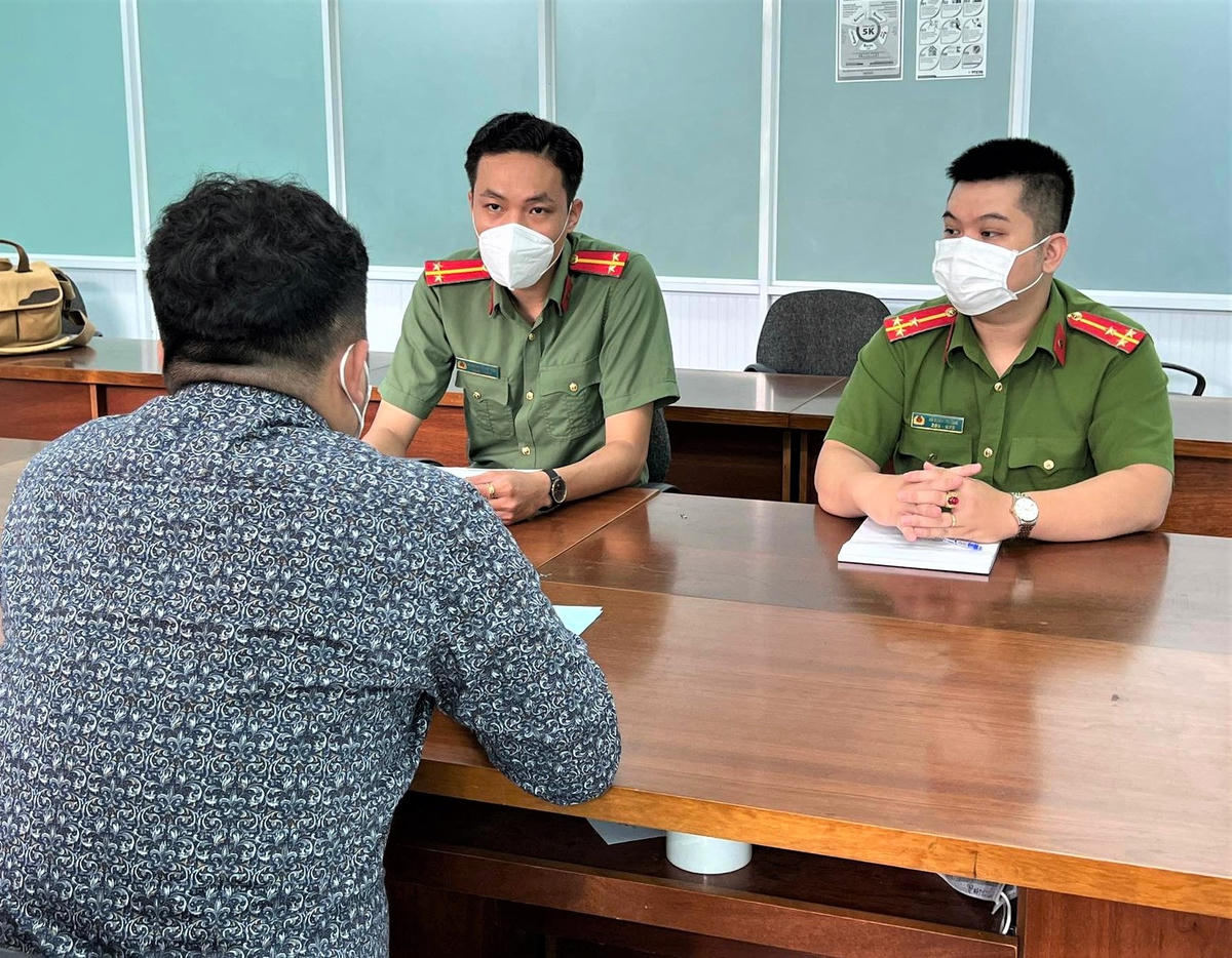 Cơ quan công an làm việc với nhân viên Công ty bất động sản Đại An Lộc do hành vi rao bán dự án “ma”. Ảnh: CACC.