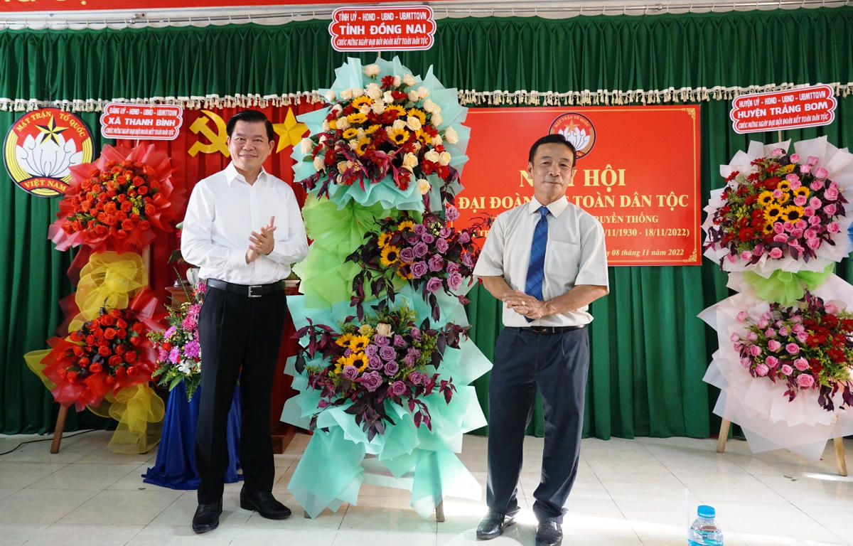 Ủy viên Trung ương Đảng, Bí thư Tỉnh ủy Đồng Nai Nguyễn Hồng Lĩnh tặng hoa chúc mừng Ngày hội Đại đoàn kết toàn dân tộc đến toàn thể nhân dân ấp Tân Thành, xã Thanh Bình, huyện Trảng Bom. Ảnh: Mạnh Thìn.