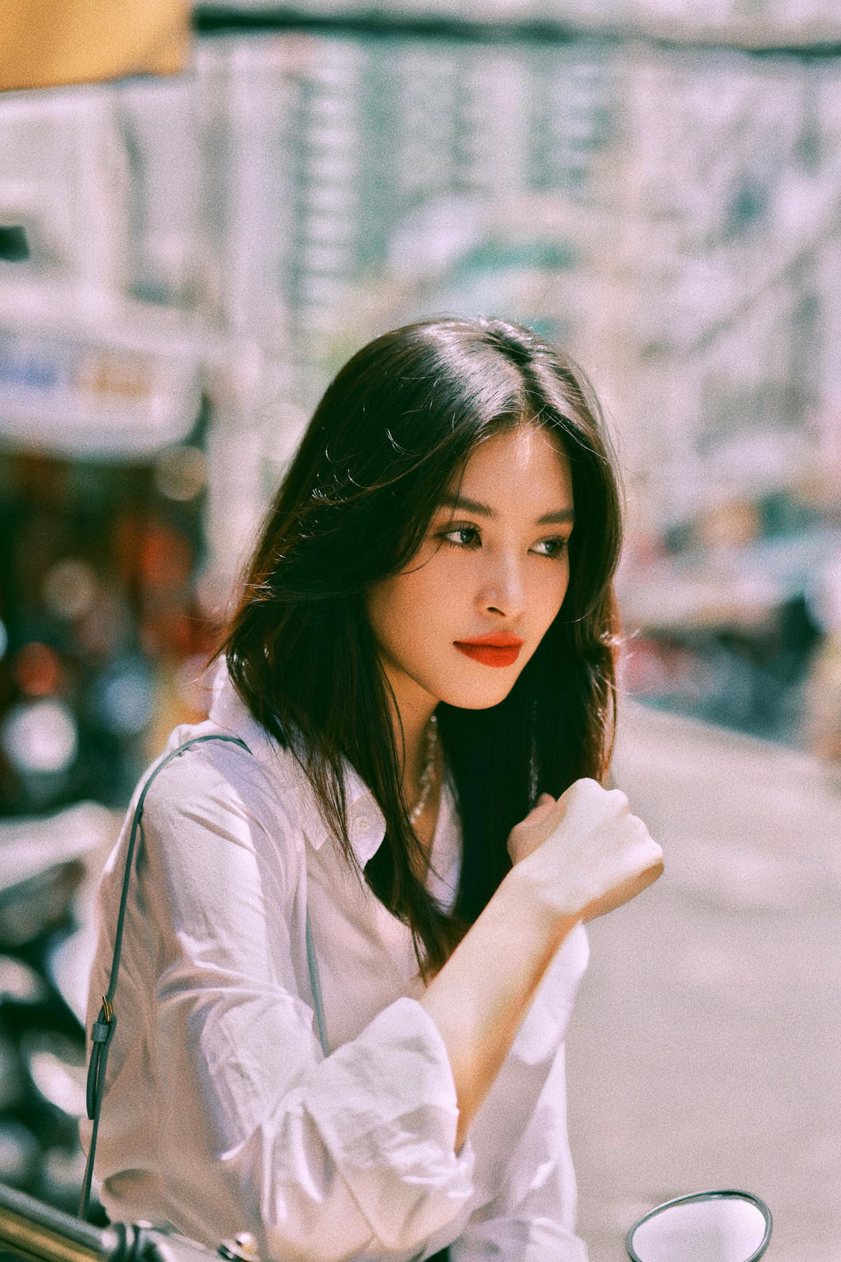 Cô chọn lối makeup trong veo, tối giản chỉ nhấn đậm vào đôi môi đỏ đặc trưng.