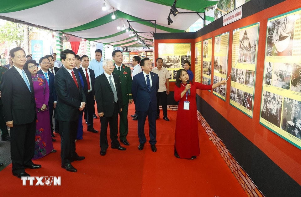 Chủ tịch nước Lương Cường và các đại biểu tham quan trưng bày ảnh kỷ niệm 50 năm Giải phóng tỉnh Bình Phước (23/3/1975-23/3/2025). (Ảnh: Lâm Khánh/TTXVN)
