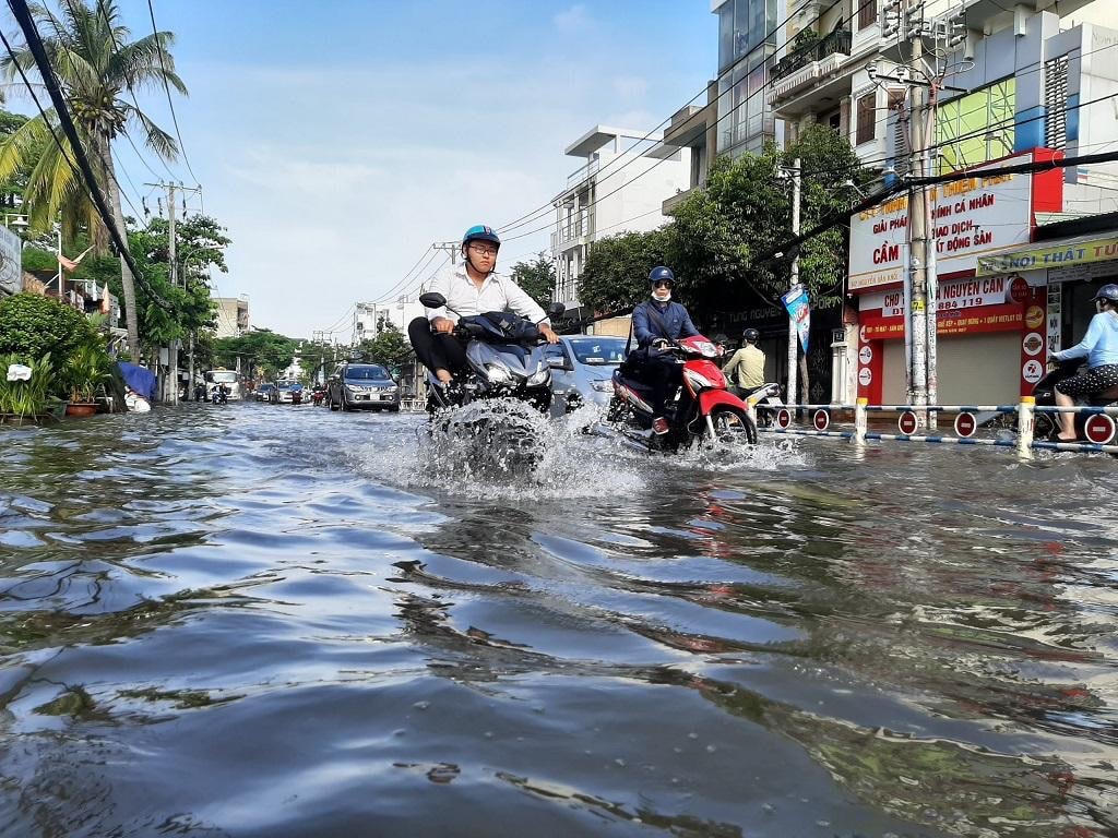 Thành phố còn rất nhiều tuyến đường bị ngập do mưa, ngập do triều cường.