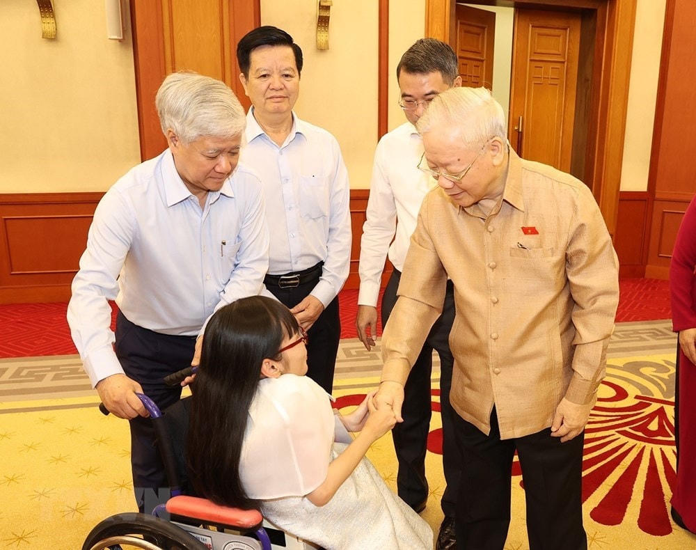 Tổng Bí thư Nguyễn Phú Trọng với đại biểu điển hình tiêu biểu toàn quốc. Ảnh: Trí Dũng/TTXVN. 