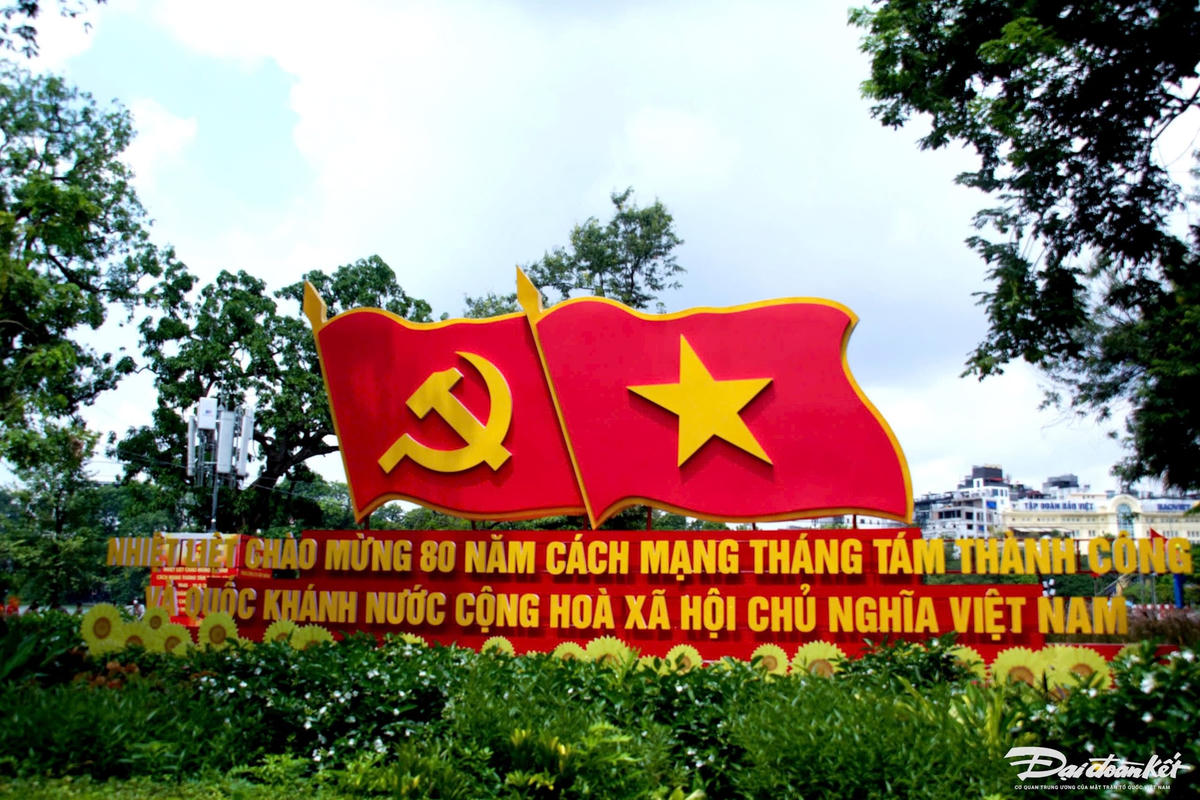 Hàng cây xanh bên hồ Hoàn Kiếm điểm tô thêm sắc màu rực rỡ từ cờ hoa và băng rôn chào mừng. Ảnh: Phạm S