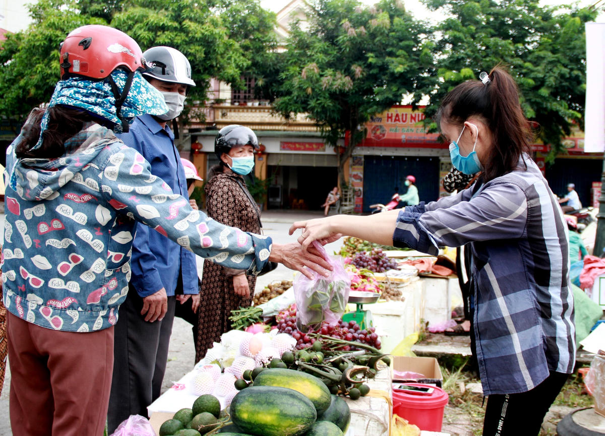 Các tiểu thương cho biết, năm nay dịch bệnh được kiểm soát tốt, tại các nhà thờ họ đông người tổ chức tế lễ, nhiều gia đình đón Rằm quy mô lớn nên các mặt hàng bán ra tăng mạnh hơn so với rằm năm ngoái.