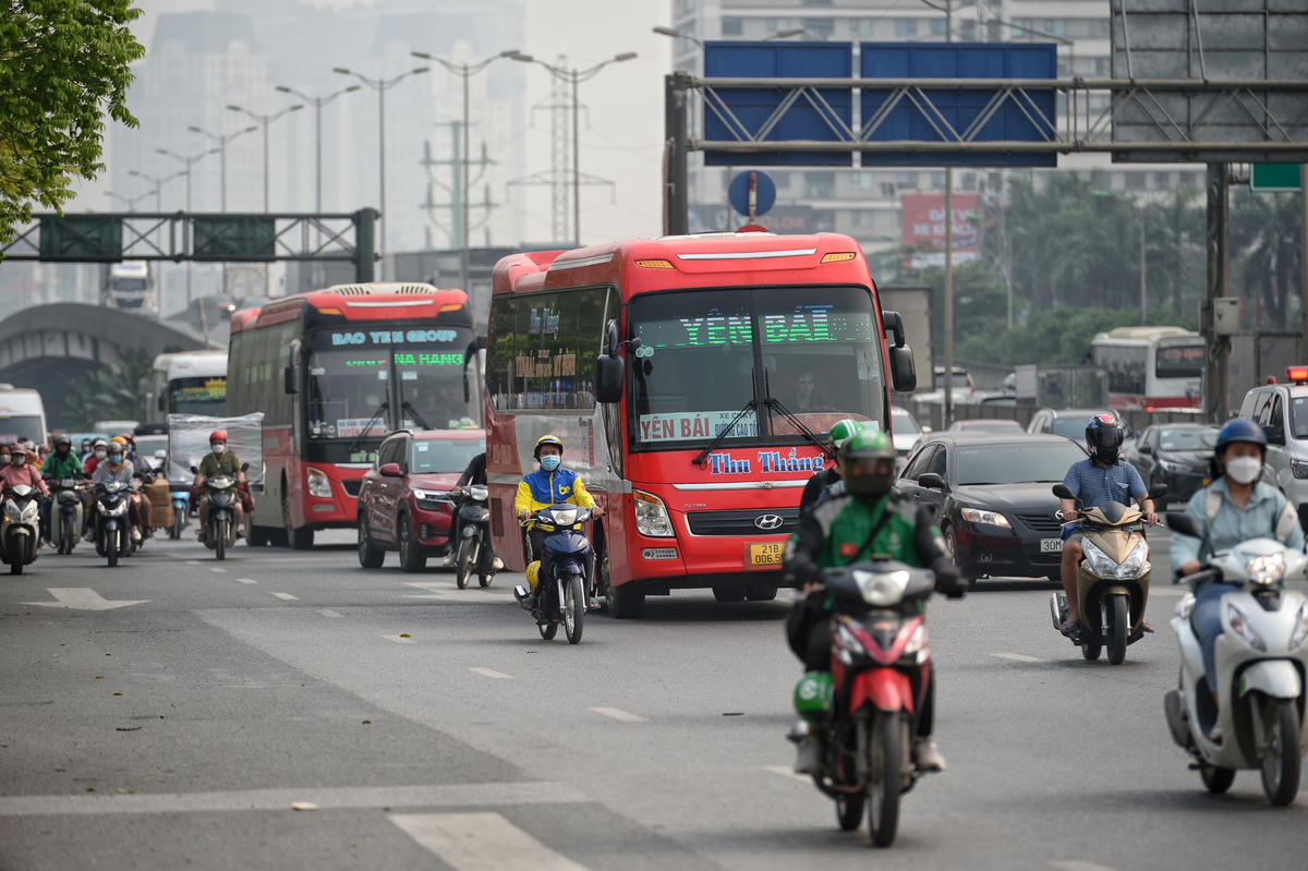 Trong buổi xử lý, lực lượng chức năng kết hợp xử lý xe khách đón trả khách sai quy định, đi với tốc độ kiểu “rùa bò” và kiểm tra nồng độ cồn, ma túy đối với các tài xế.