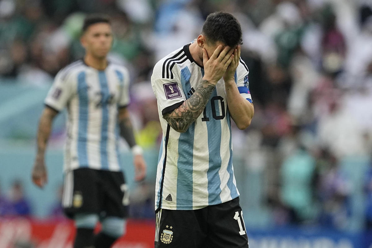 6. Messi phản ứng sau khi bỏ lỡ một cơ hội trong trận đấu với Saudi Arabia .