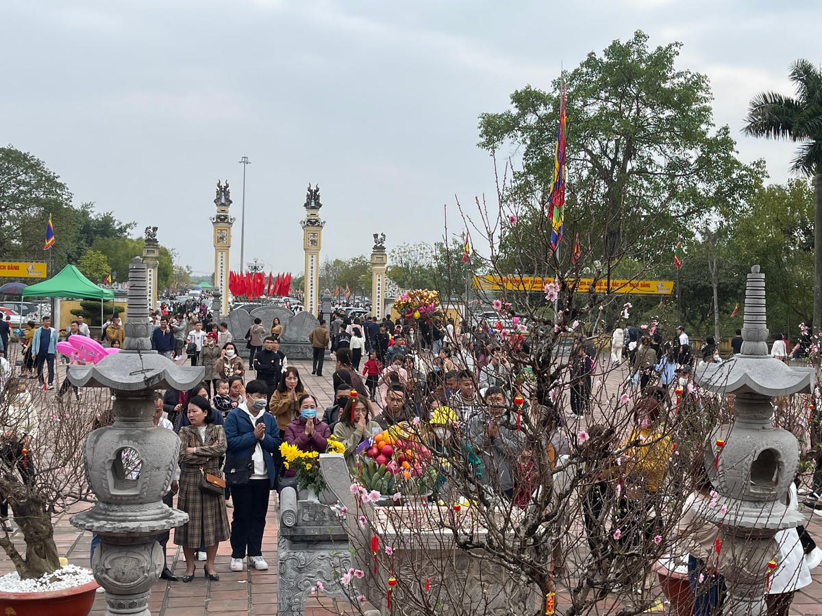 Người dân đổ về đền thờ Trần Hưng Đạo tại TX Quảng Yên để đi lễ đầu năm.