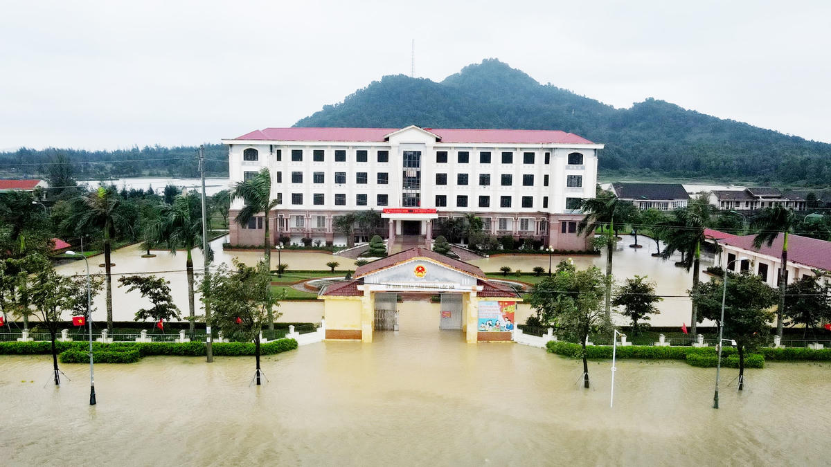 Nước dâng cao bao quanh trụ sở UBND huyện Lộc Hà. Ảnh: Cẩm Kỳ