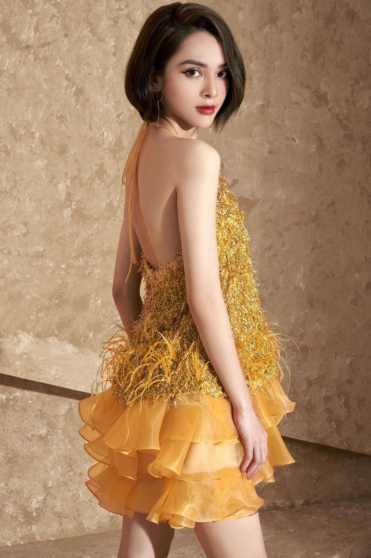 Xuất thân là một mẫu ảnh, Quỳnh Lương luôn tự biết cách làm mới mình qua mỗi bộ trang phục. Cô cũng từng xuất hiện trong MV “Màu nước mắt” của Nguyễn Trần Trung Quân, “Nếu ngày ấy” của Soobin Hoàng Sơn.