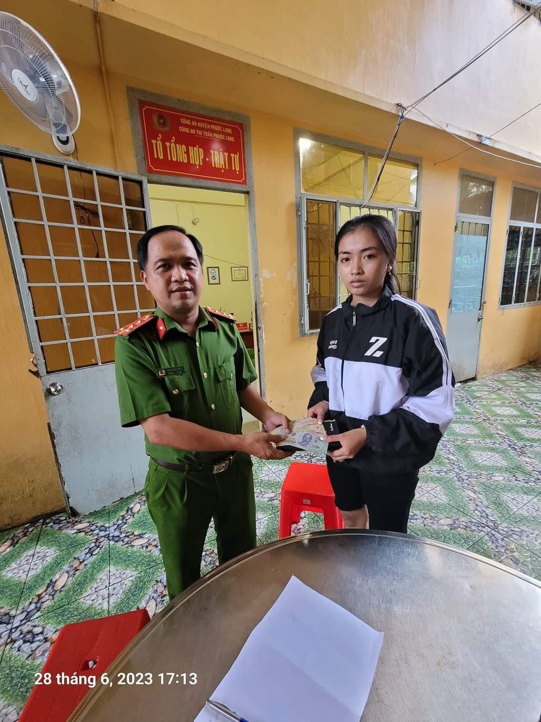 Công an thị trấn Phước Long trao lại ví cho người bị đánh rơi.