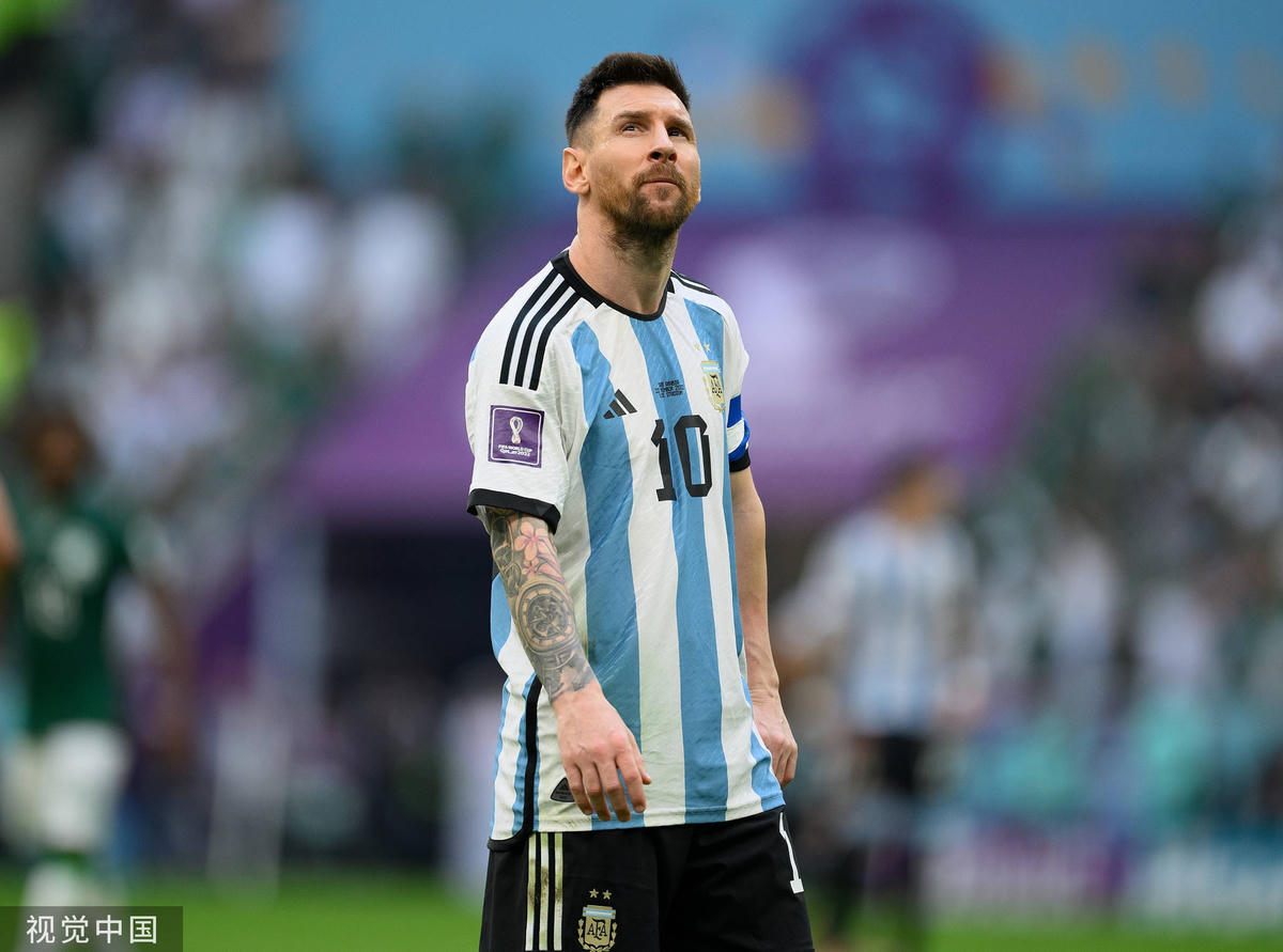Messi bị đồn thổi dính chấn thương sau trận thua Saudi Arabia, nhưng anh phủ nhận và cho biết sẽ cùng Argentina sửa chữa sai lầm ngày ra quân. Ảnh: Titan.