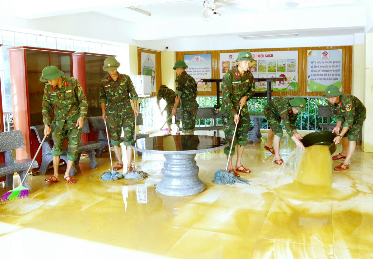 Các cán bộ, chiến sĩ với màu xanh áo lính, chân đi dép rọ lại tỏa về các địa phương, khẩn trương hỗ trợ người dân dọn dẹp vệ sinh, sắp xếp ổn định cuộc sống sau lũ.