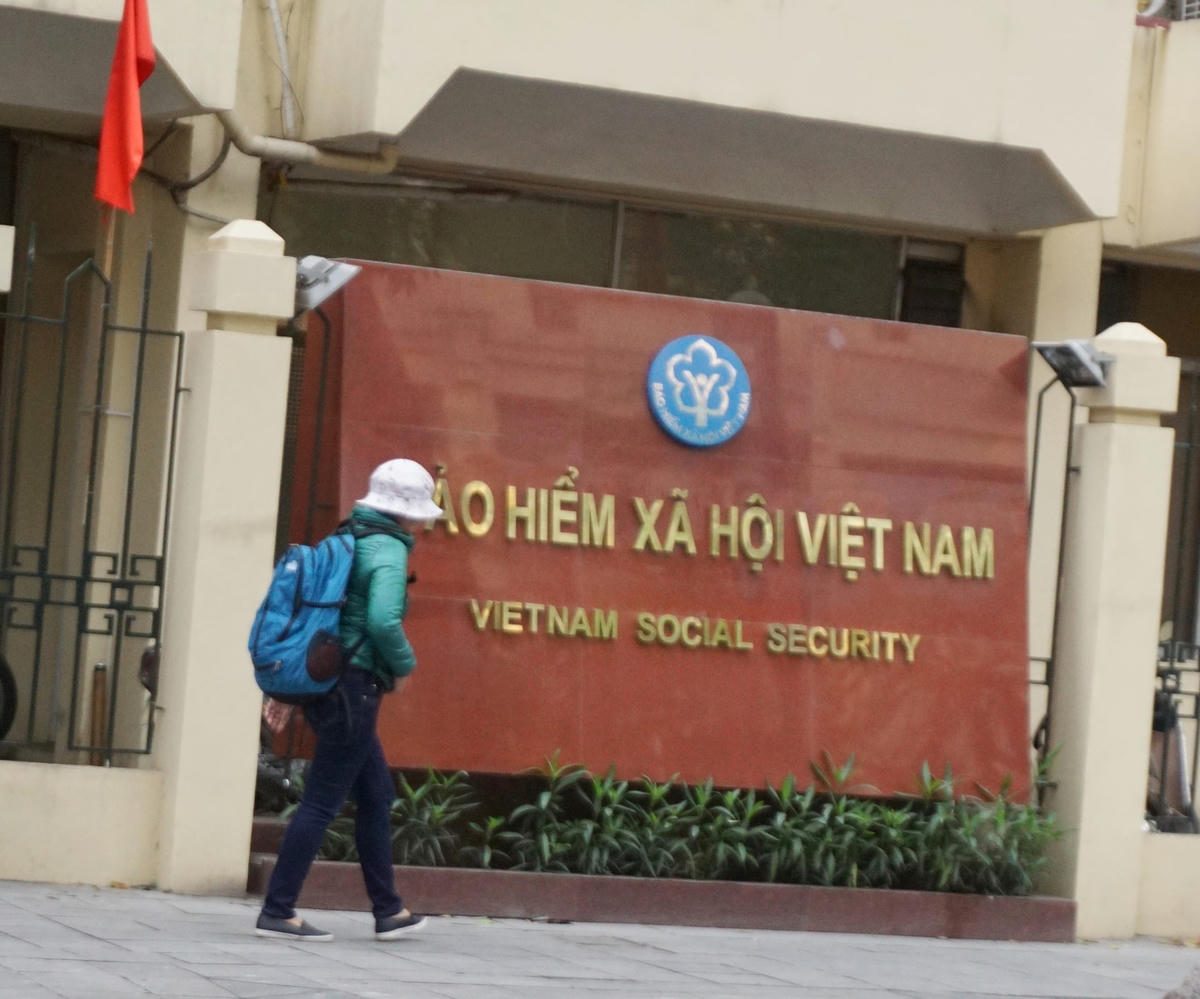 Người lao động băn khoăn về việc rút bảo hiểm xã hội một lần và số năm đóng bảo hiểm. Ảnh: Quang Vinh.