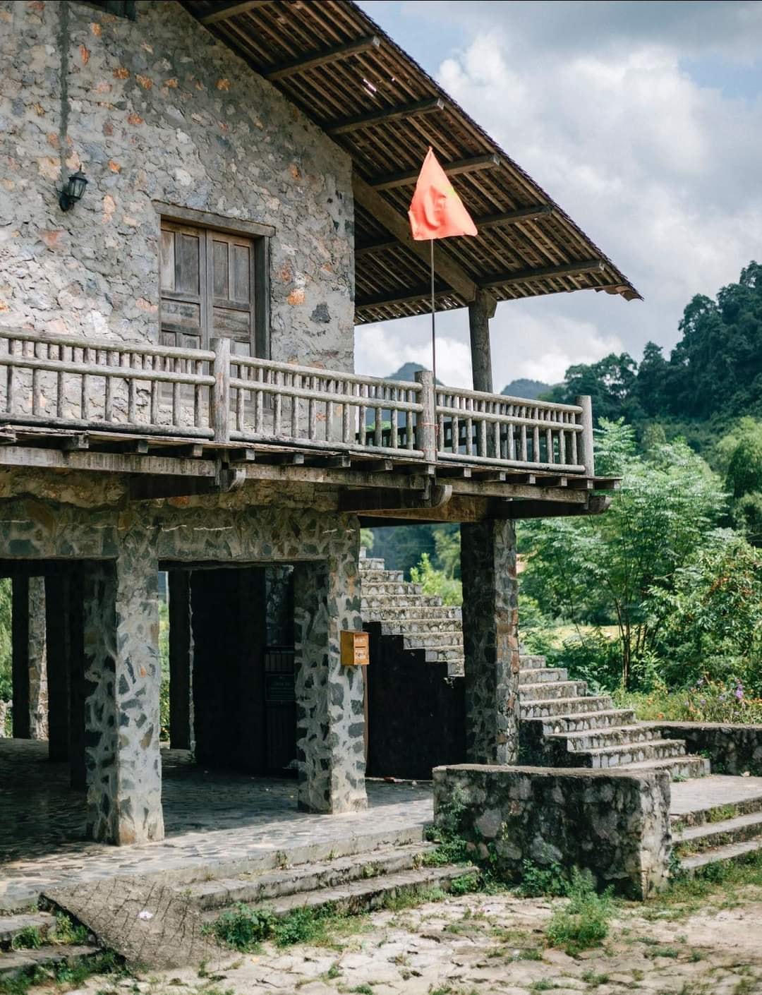 Tường nhà, lối đi đều được làm từ đá. Và đây cũng chính là vật liệu chính trong đời sống sinh hoạt của người dân. Bởi lẽ trong tiềm thức của người Tày, đá chính là vật linh thiêng, bảo vệ cho dân làng. 
