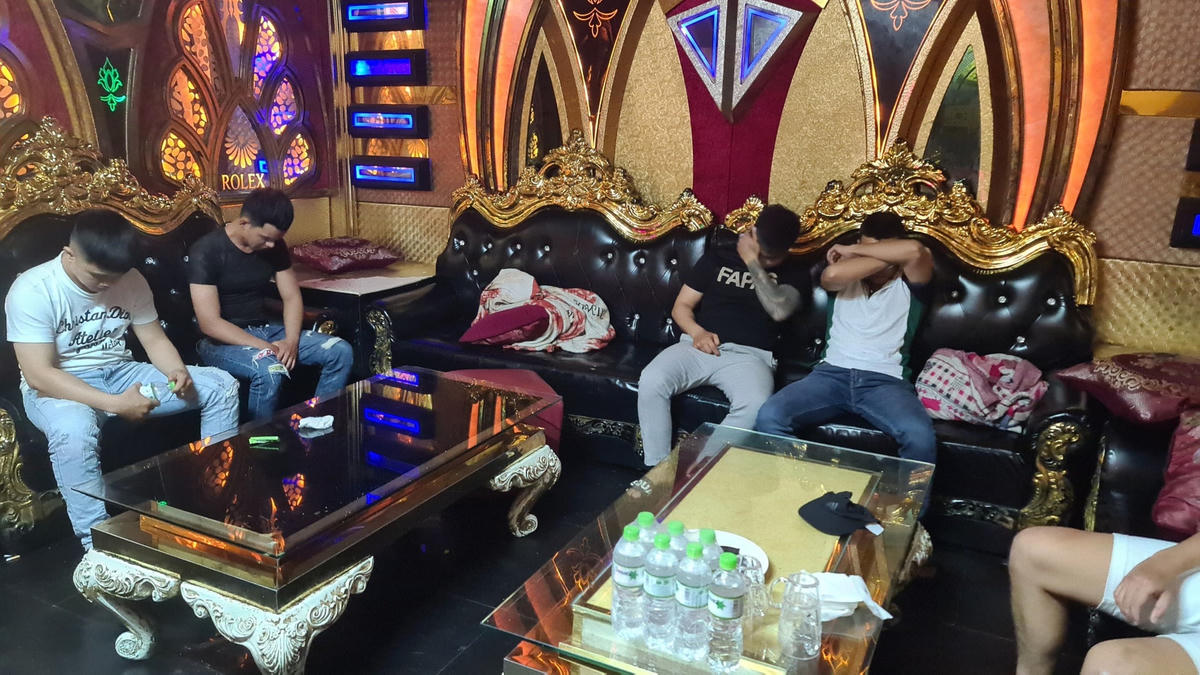 Lực lượng Công an phát hiện các đối tượng sử dụng ma túy trong quán karaoke.