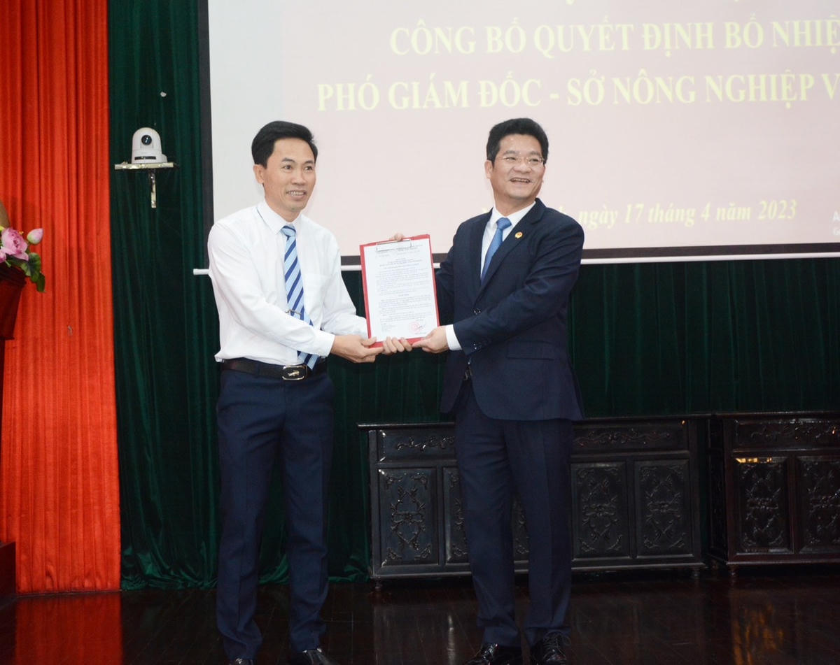 Phó Chủ tịch Thường trực UBND tỉnh Nam Định Trần Anh Dũng (phải) trao quyết định bổ nhiệm tới ông Nguyễn Văn Hữu.