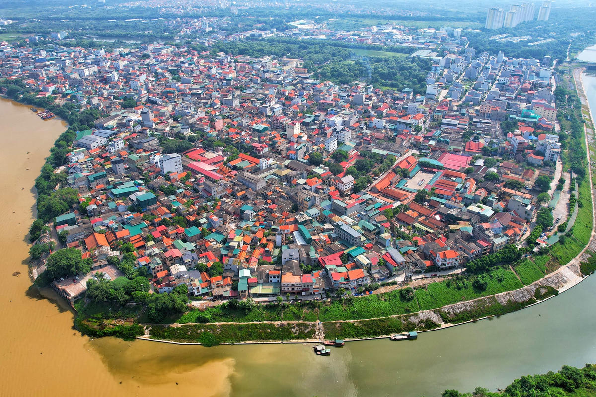 Một số đơn vị hành chính cấp xã trực thuộc chưa đạt tiêu chuẩn về diện tích tự nhiên, quy mô dân số theo quy định nên phải sát nhập. Ví dụ, theo Đề án xã Đông Dư sẽ nhập vào xã Bát Tràng thành phường Bát Tràng.