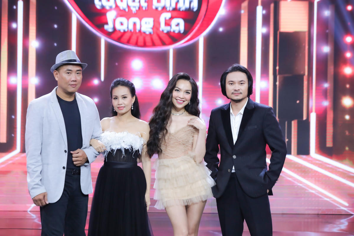 Nổi bật trong dàn BGK Tuyệt đỉnh song ca, Hiền Thục ghi điểm nhờ thần sắc tươi tắn, xinh đẹp, vô cùng cuốn hút ở tuổi 41. 