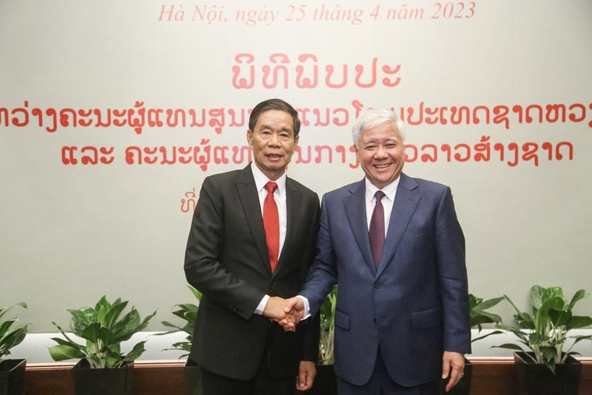 Chủ tịch UBTƯ MTTQ Việt Nam Đỗ Văn Chiến và Chủ tịch Uỷ ban Trung ương Mặt trận Lào xây dựng đất nước Sinlavong Khoutphaythoune. Ảnh: Quang Vinh.