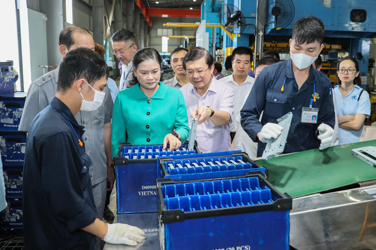 Phó Chủ tịch Nguyễn Hữu Dũng  và các đại biểu tham dự Hội nghị đã tham quan mô hình tiêu biểu do cựu chiến binh làm chủ tại Công ty trách nhiệm hữu hạn Thương mại và Dịch vụ Hiền Lê tại khu công nghiệp Cẩm Giàng (Hải Dương).