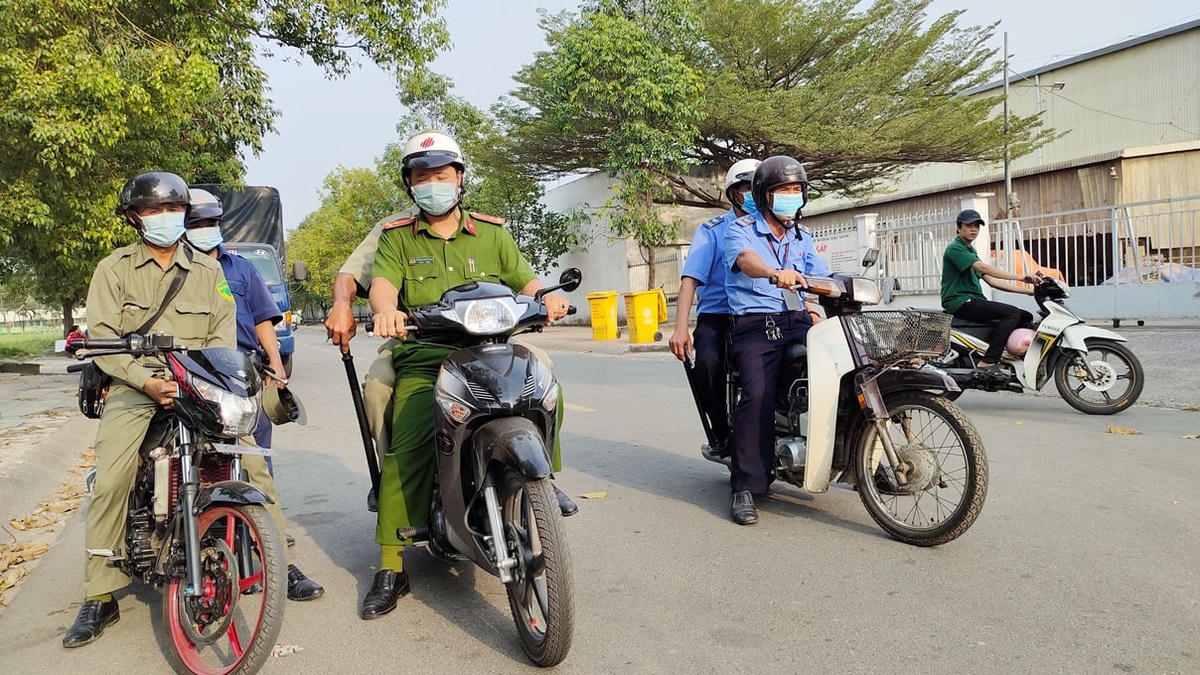Các lực lượng phối hợp tuần tra trong khu công nghiệp. Ảnh: Công an Quảng Yên.