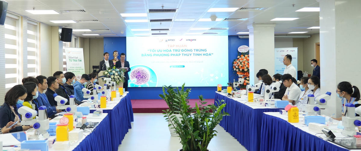 Các bác sĩ, chuyên viên phôi học tham gia tập huấn. 