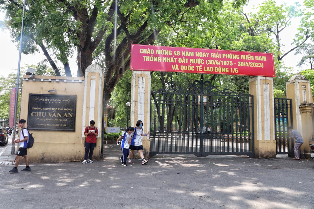  Trường THPT Chu Văn An (Thụy Khê, Tây Hồ) tiền thân là Collège du Protectorat (Trường trung học Bảo hộ) do chính quyền Pháp xây dựng năm 1908. Tổng diện tích của trường THPT Chu Văn An là 42.000 m2 với 13 tòa nhà, trong đó tòa nhà cổ nhất khuôn viên trường là thư viện hay còn gọi là nhà bát giác.