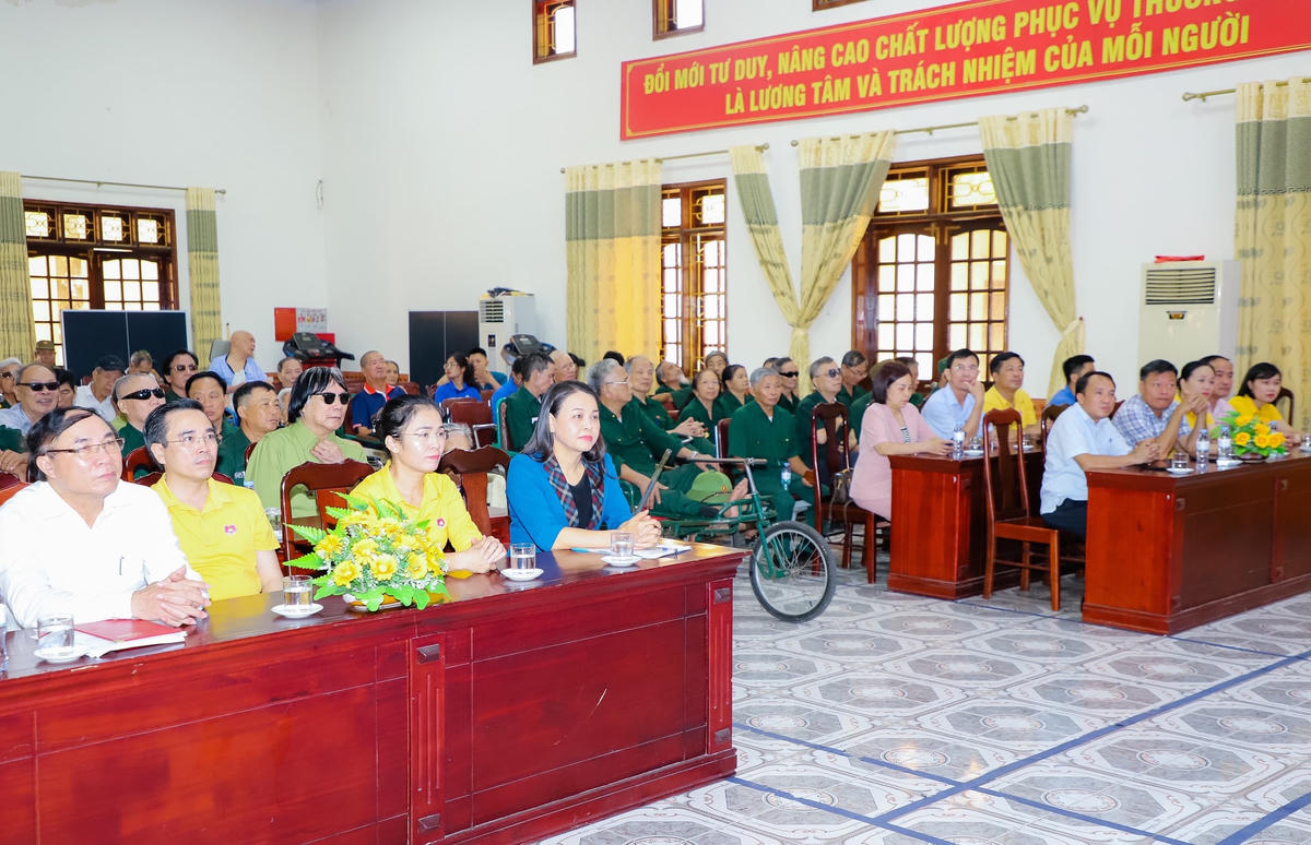 Tiếp đó, Đoàn công tác UBTƯ  MTTQ Việt Nam đã đến thăm Trung tâm Điều dưỡng Thương binh Nghệ An tại xã Nghi Phong, huyện Nghi Lộc (Nghệ An).