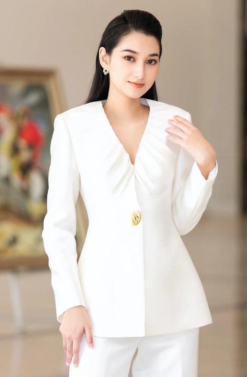 Cô được mệnh danh là “bản sao” của Hoa hậu Nguyễn Thị Huyền.
