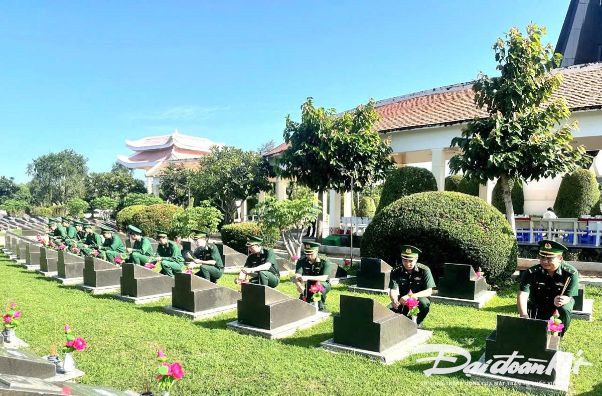 Cán bộ, chiến sĩ Đồn Biên phòng Cần Thạnh, xã Cần Giờ tổ chức dâng hương, dâng hoa, viếng Nghĩa trang Liệt sĩ Rừng Sác. Ảnh: Quang Anh.