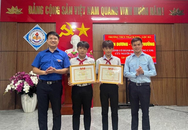Tỉnh đoàn Hà Tĩnh trao bằng khen cho em Nguyễn Hoàng Phong và Phạm Phúc Sinh.  