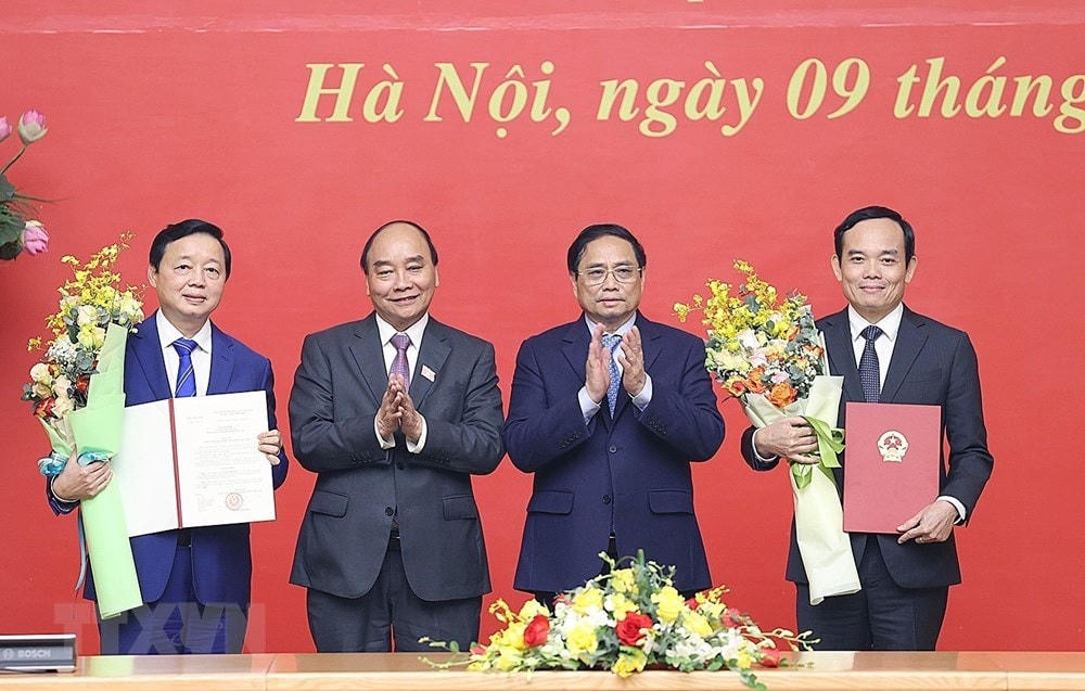 Chủ tịch nước Nguyễn Xuân Phúc và Thủ tướng Phạm Minh Chính trao quyết định bổ nhiệm Phó Thủ tướng Chính phủ cho ông Trần Lưu Quang và ông Trần Hồng Hà. (Ảnh: Dương Giang/TTXVN).