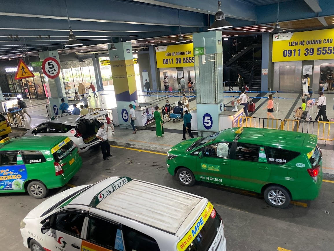 Các phương tiện đón khách tại làn C và D ở sân bay.