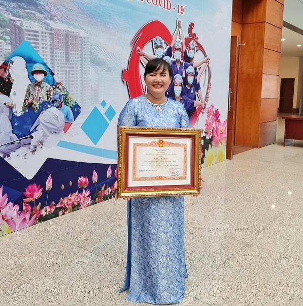 Bà Nguyễn Nam Phương, Tổng Giám đốc Công ty TNHH MTV Lan Anh nhận bằng khen của Thủ tướng Chính phủ.