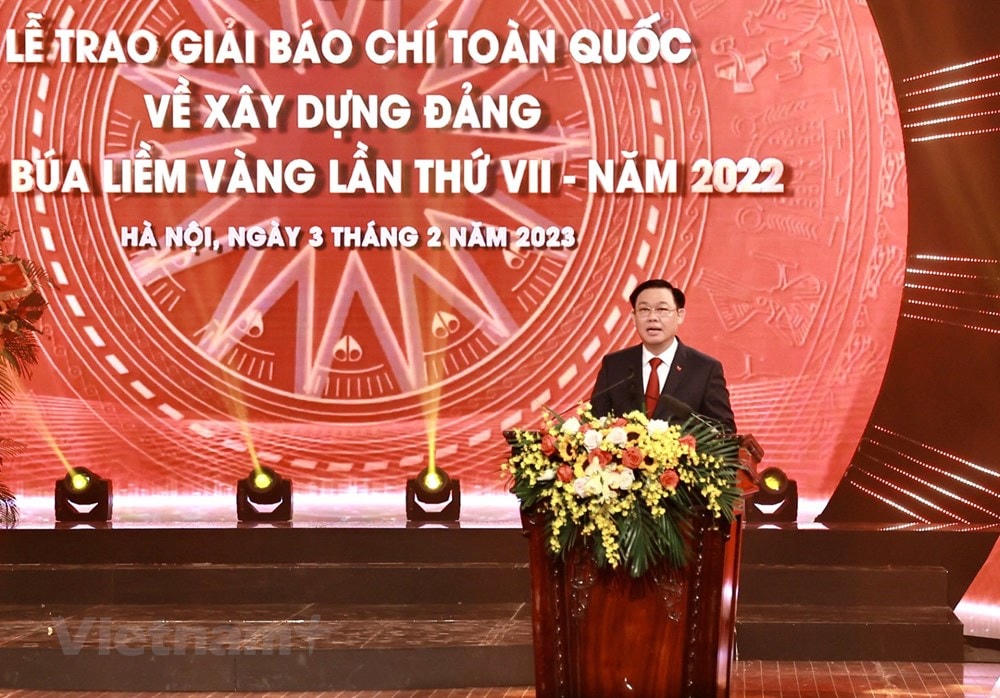 Chủ tịch Quốc hội Vương Đình Huệ phát biểu tại lễ trao giải, đánh giá các tác phẩm tham dự Giải Búa liềm vàng năm nay tiếp tục phong phú về chủ đề, thể loại và phủ khắp tất cả các tỉnh, thành phố trong cả nước. Hầu hết các tác phẩm đã bám sát các vấn đề nóng, các sự kiện nổi bật, nhiệm vụ trọng tâm của hệ thống chính trị và đất nước. Ảnh: Vietnam+.