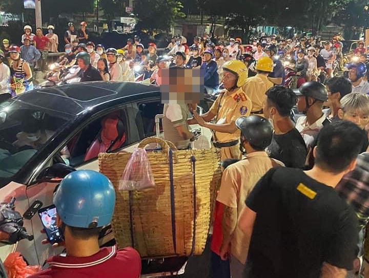 Khi đến gần khu vực cầu An Cựu tài xế Q. buộc phải dừng xe. Ảnh: T. Hiển.