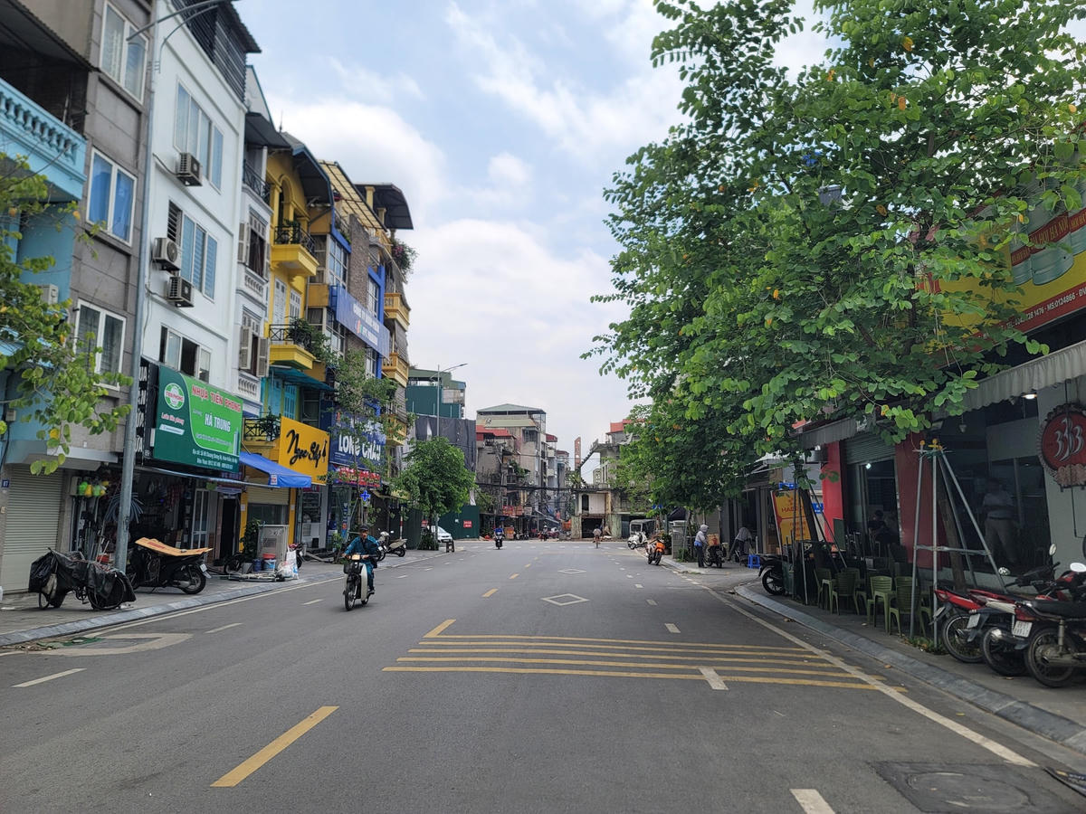 Đoạn đầu phố Chương Dương Độ là con đường được mở  rộng rãi, khiến cho con phố trở nên sạch đẹp, giao thông thuận lợi.