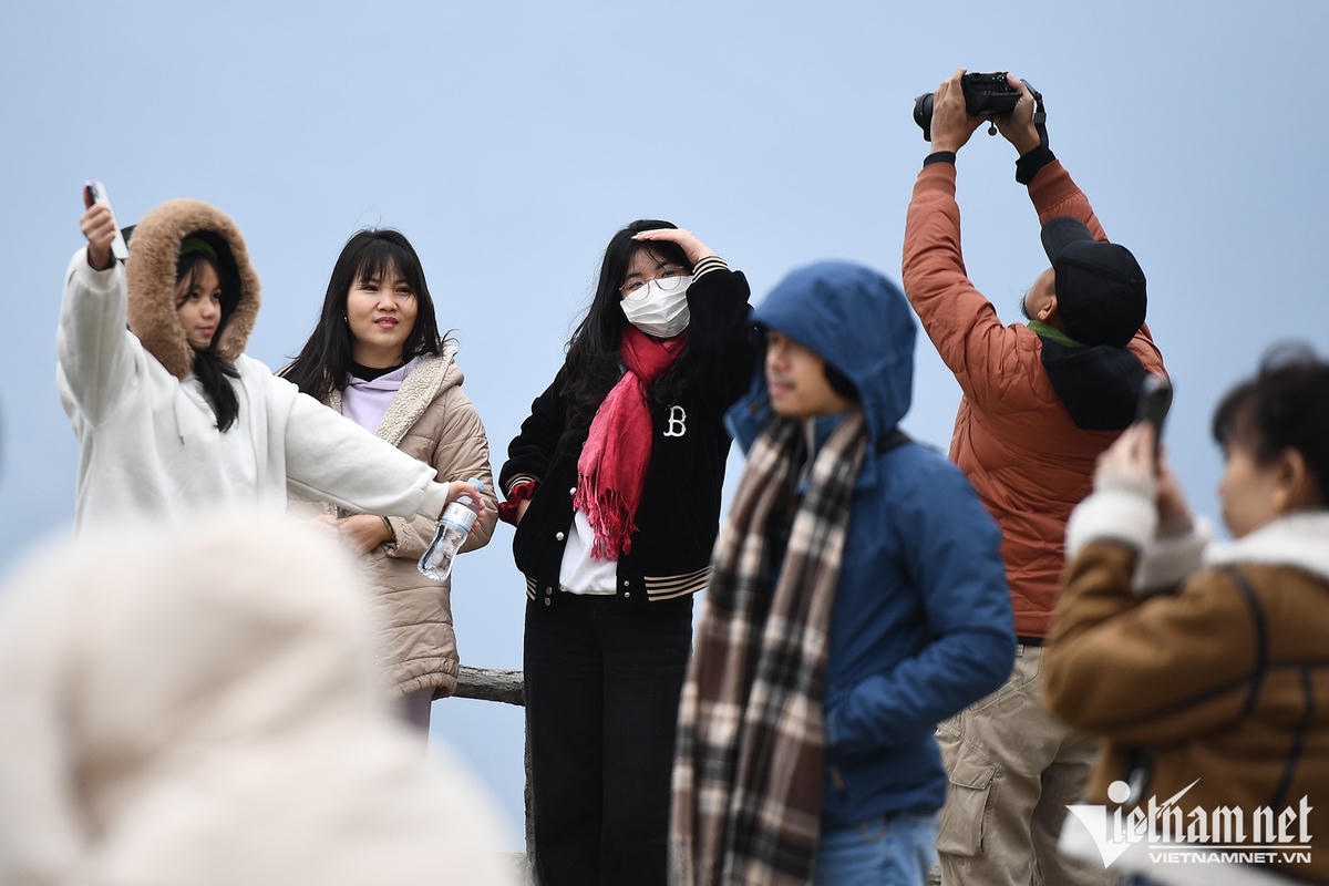 Du khách sốc nhiệt vì gió lạnh 4 độ C ngày Tết ở cổng trời Quản Bạ