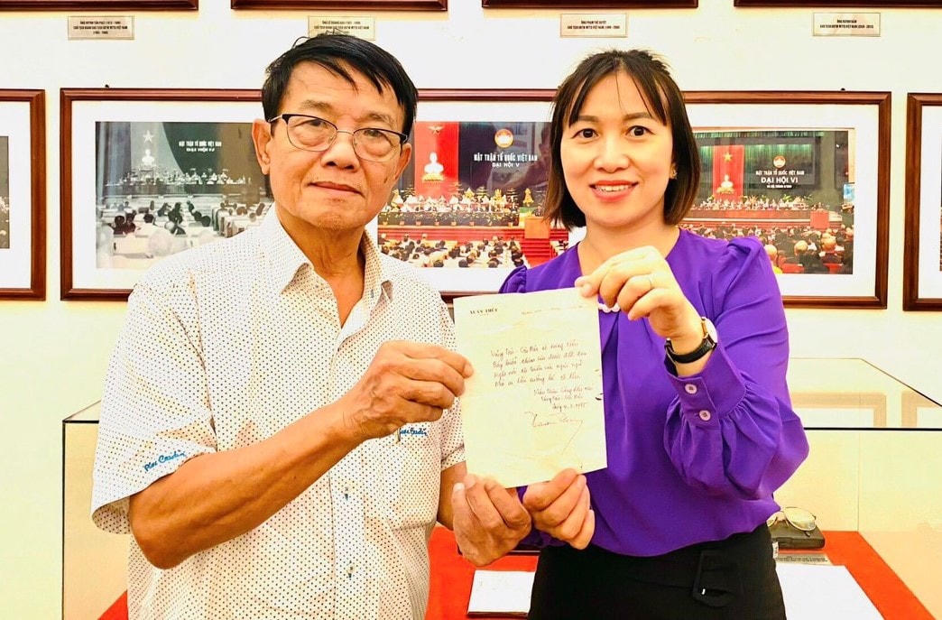 Nhà báo Huỳnh Dũng Nhân trao tặng hiện vật cho Bảo tàng MTTQ Việt Nam.