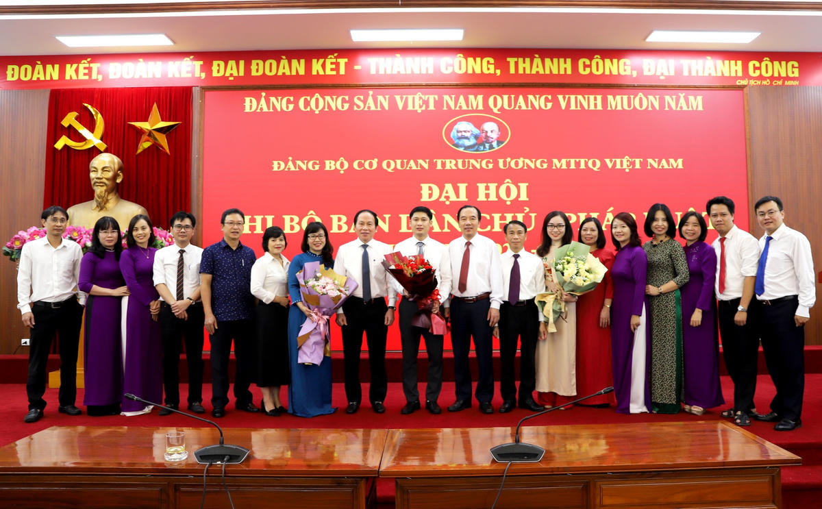Phó Chủ tịch – Tổng Thư ký Lê Tiến Châu, Phó Chủ tịch Ngô Sách Thực chụp ảnh lưu niệm cùng các đại biểu tham dự Đại hội.