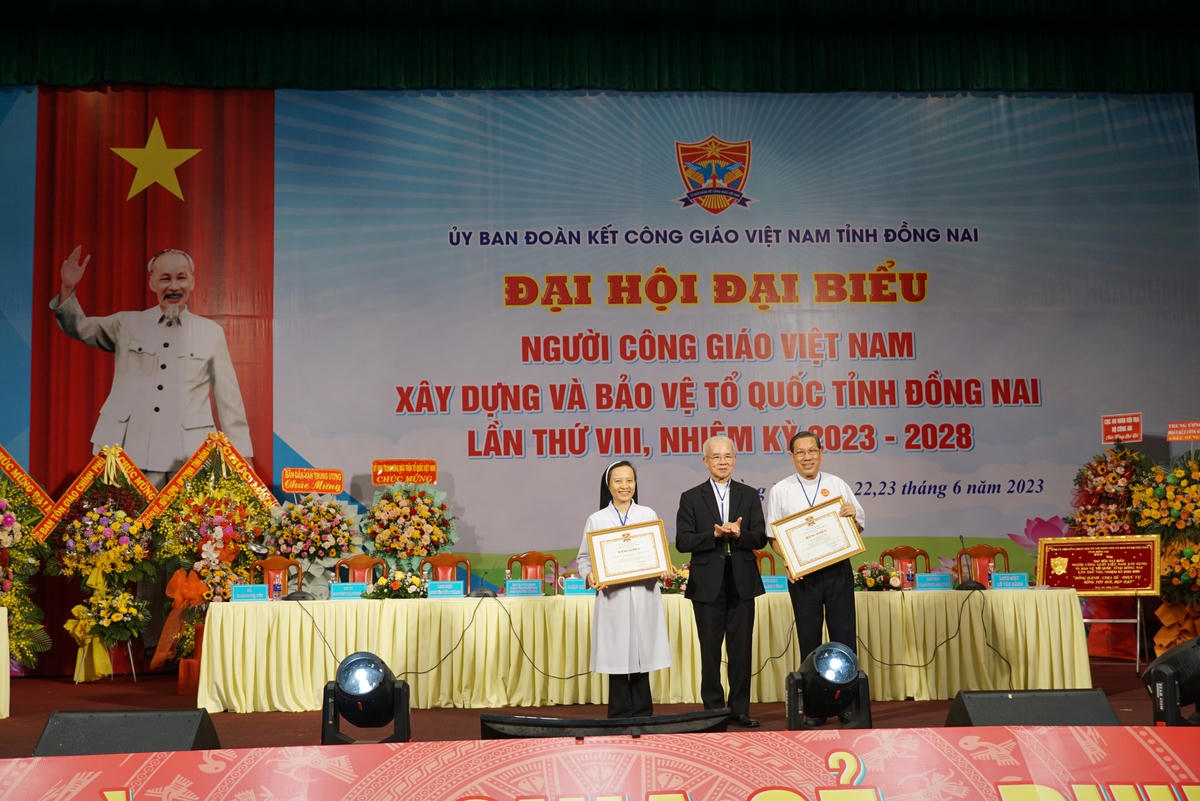 Chủ tịch Trung ương Ủy ban Đoàn kết Công giáo Việt Nam, Linh mục Trần Xuân Mạnh trao tặng bằng khen cho tập thể, cá nhân có thành tích xuất sắc. Ảnh: Mạnh Thìn.