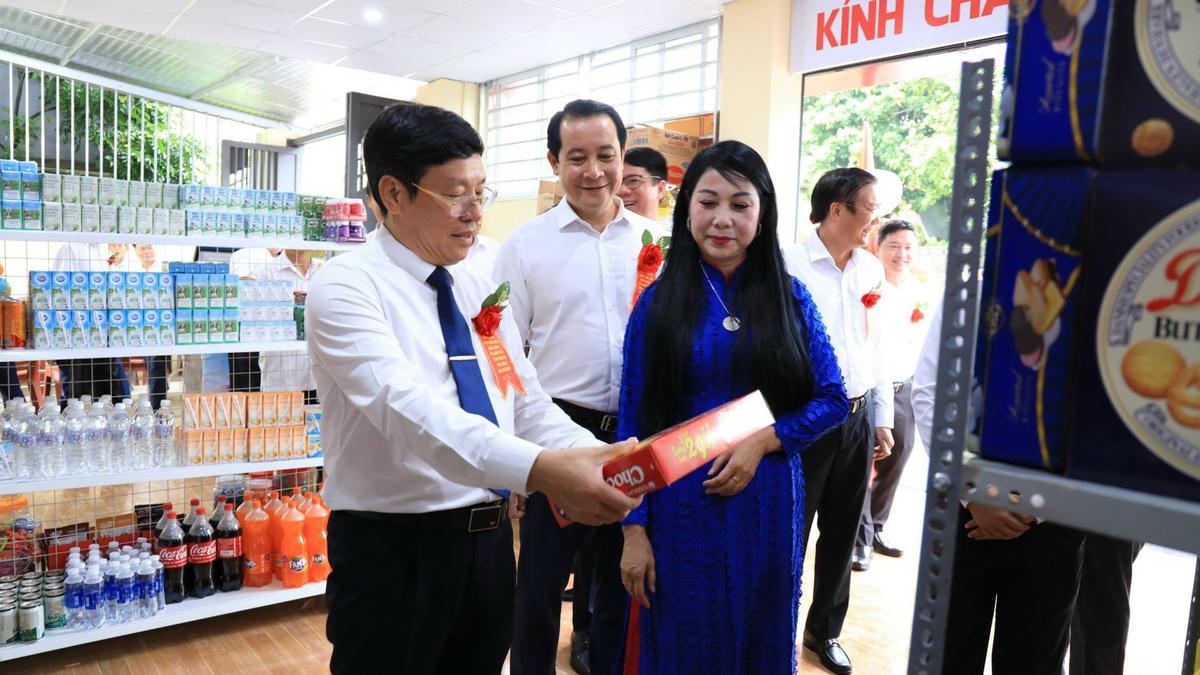 Các đồng chí lãnh đạo Tỉnh ủy, UBND tỉnh thăm cửa hàng tiện lợi.