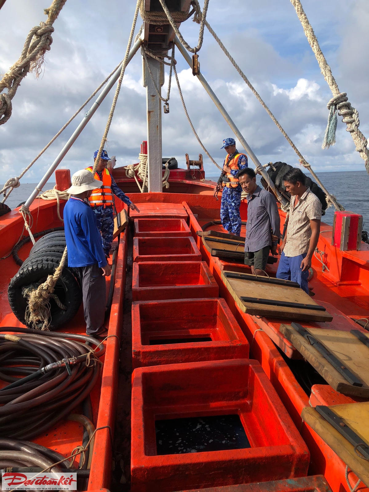 Một trong các tàu chở dầu DO bị kiểm tra và xử lý. (Ảnh: Đoàn Trinh sát số 2 cung cấp).