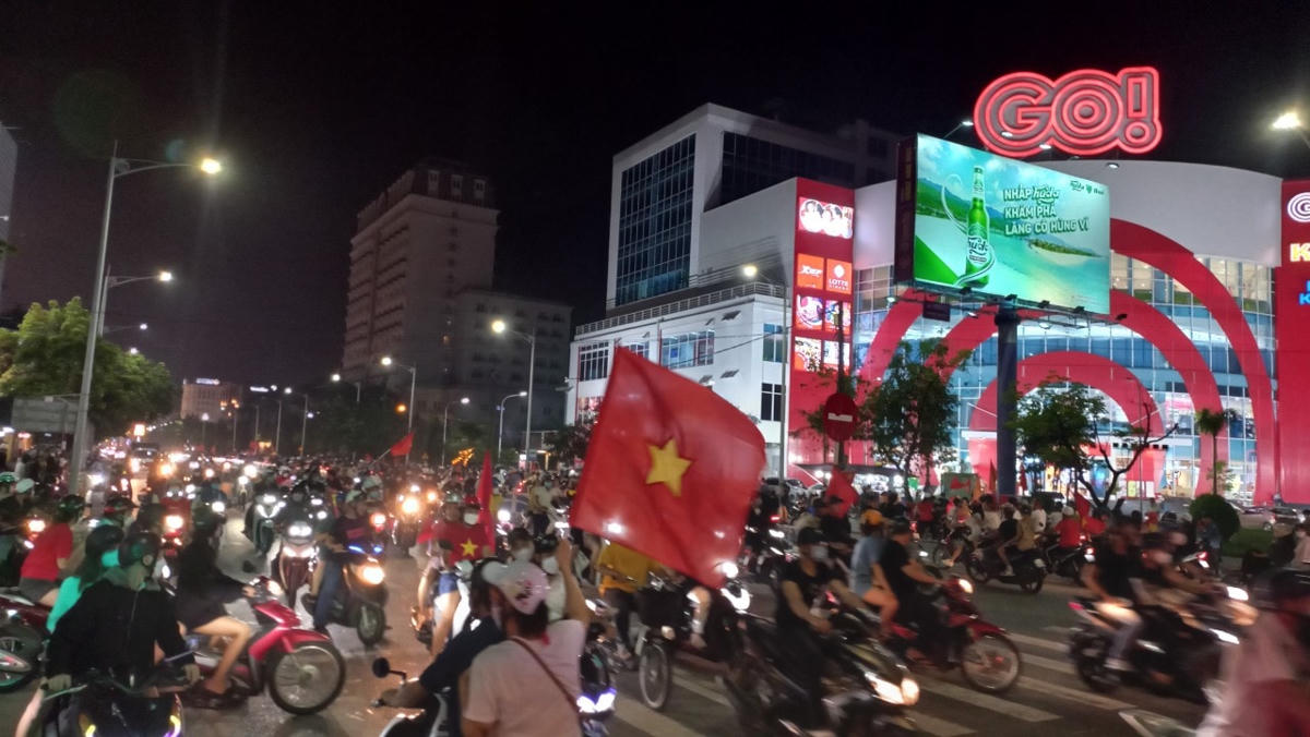 Huế: Hàng nghìn người xuống đường, cờ bay rợp đường phố