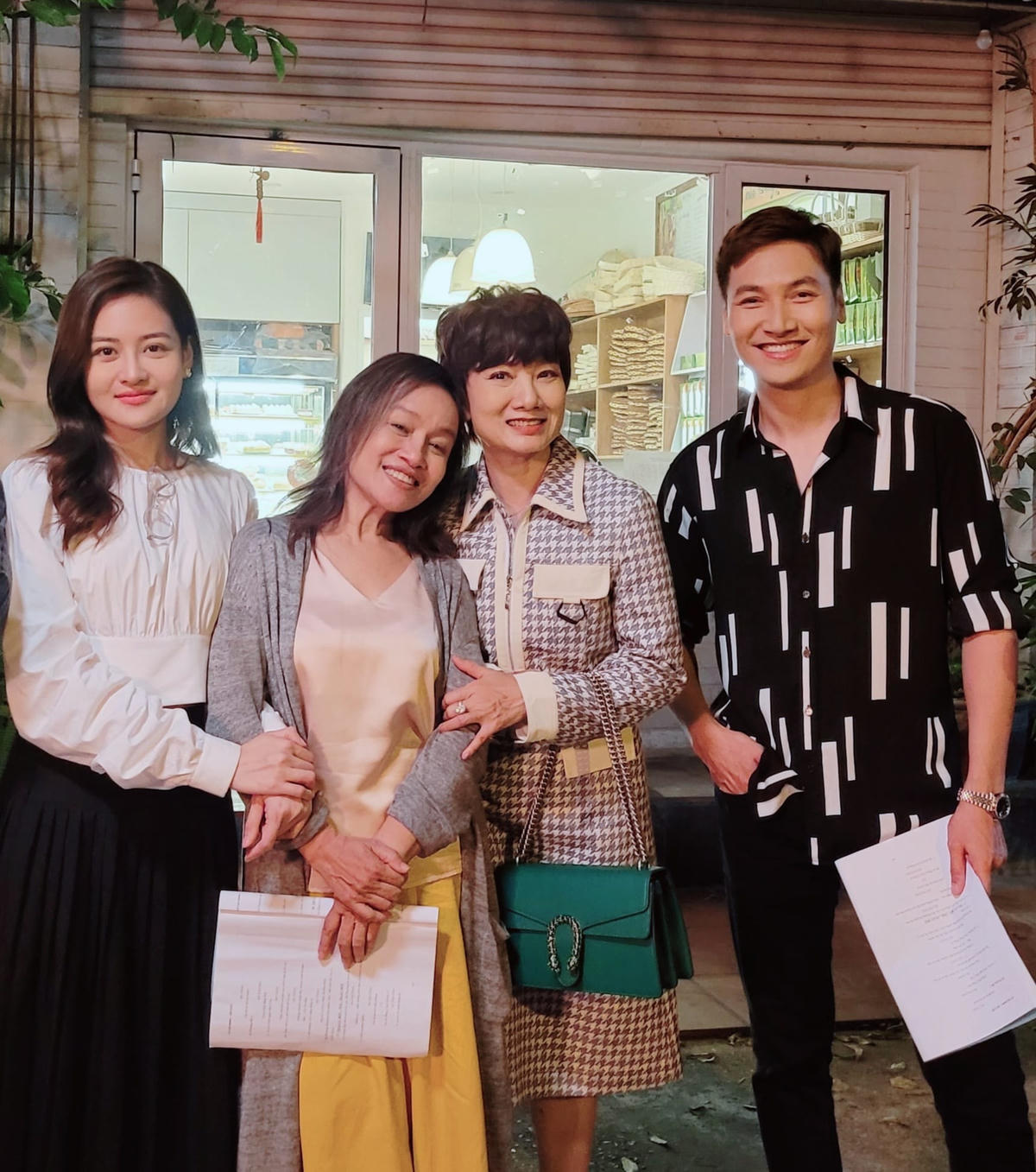 Hình ảnh hậu trường phim được Mạnh Trường chia sẻ lên trang cá nhân Facebook. 